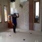 Cegah corona, perangkat desa di Lamongan, Jawa Timur, kompak lakukan penyemprotan desinfektan. (Makhrus/SJ Foto) 
