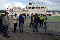 LONGGAR: Calon penumpang yang akan berlayar ke Kepulauan, Selasa, 24/03/2020, tidak menjalani standar minimal pencegahan penyebaran virus corona. (foto: Badrul Aini for seputarjatim.com)