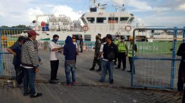 LONGGAR: Calon penumpang yang akan berlayar ke Kepulauan, Selasa, 24/03/2020, tidak menjalani standar minimal pencegahan penyebaran virus corona. (foto: Badrul Aini for seputarjatim.com)
