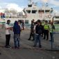LONGGAR: Calon penumpang yang akan berlayar ke Kepulauan, Selasa, 24/03/2020, tidak menjalani standar minimal pencegahan penyebaran virus corona. (foto: Badrul Aini for seputarjatim.com)