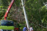 Petugas memasang tiang listrik di Desa Masalima, Kecamatan Masalembu, Rabu, 25/03/2020. (*/SJ Foto) 