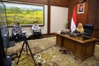 Gubernur Khofifah teleconceference bersama Presiden Jokowi terkait KLB Corona, Selasa, 24/03/2020. (Fahmi/SJ Foto) 