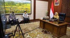 Gubernur Khofifah teleconceference bersama Presiden Jokowi terkait KLB Corona, Selasa, 24/03/2020. (Fahmi/SJ Foto) 