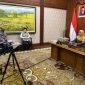 Gubernur Khofifah teleconceference bersama Presiden Jokowi terkait KLB Corona, Selasa, 24/03/2020. (Fahmi/SJ Foto) 