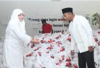 Achmad Fauzi dan Dewi Khalifah mengecek persiapan distribusi sembako di Markas Said Abdullah Institute (SAI), Kamis, 26/03/2020. (*/SJ Foto) 