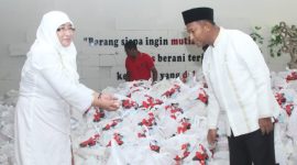 Achmad Fauzi dan Dewi Khalifah mengecek persiapan distribusi sembako di Markas Said Abdullah Institute (SAI), Kamis, 26/03/2020. (*/SJ Foto) 