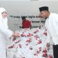 Achmad Fauzi dan Dewi Khalifah mengecek persiapan distribusi sembako di Markas Said Abdullah Institute (SAI), Kamis, 26/03/2020. (*/SJ Foto) 