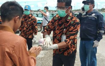 Foto: Cegah Corona, Turun Kapal Penumpang Disemprot Desinfektan Foto: Cegah Corona, Turun Kapal Penumpang Disemprot Desinfektan