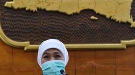 Gubernur Jawa Timur Khofifah Indar Parawansa s
memimpin konferensi pers di Gedung Negara Grahadi, Surabaya, Kamis, 26/03/2020. (Fahmi/SJ foto) 