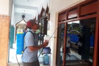 Petugas menyemprotkan desinfektan di areal masjid di Desa Sidogembul, Jumat, 27/03/2020. (Makhrus/SJ Foto) 