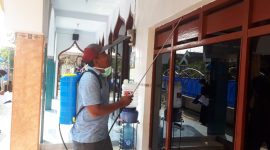 Petugas menyemprotkan desinfektan di areal masjid di Desa Sidogembul, Jumat, 27/03/2020. (Makhrus/SJ Foto) 