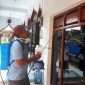 Petugas menyemprotkan desinfektan di areal masjid di Desa Sidogembul, Jumat, 27/03/2020. (Makhrus/SJ Foto) 