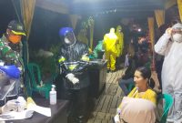 Para pengendara yang akan masuk ke Kabupaten Sumenep diperiksa petugas Pos Pengawasan Covid-19, Jumat malam, 27/03/2020. (*/SJ Foto) 