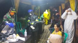 Para pengendara yang akan masuk ke Kabupaten Sumenep diperiksa petugas Pos Pengawasan Covid-19, Jumat malam, 27/03/2020. (*/SJ Foto) 