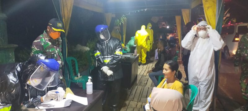 Para pengendara yang akan masuk ke Kabupaten Sumenep diperiksa petugas Pos Pengawasan Covid-19, Jumat malam, 27/03/2020. (*/SJ Foto) 