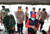 Gubernur Khofifah dan Forkopimda Jatim memantau kegiatan penyemprotan desinfektan yang diberlakukan di Jembatan Suramadu, Minggu, 29/03/2020. (Fahmi/SJ Foto) 