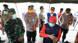 Gubernur Khofifah dan Forkopimda Jatim memantau kegiatan penyemprotan desinfektan yang diberlakukan di Jembatan Suramadu, Minggu, 29/03/2020. (Fahmi/SJ Foto) 