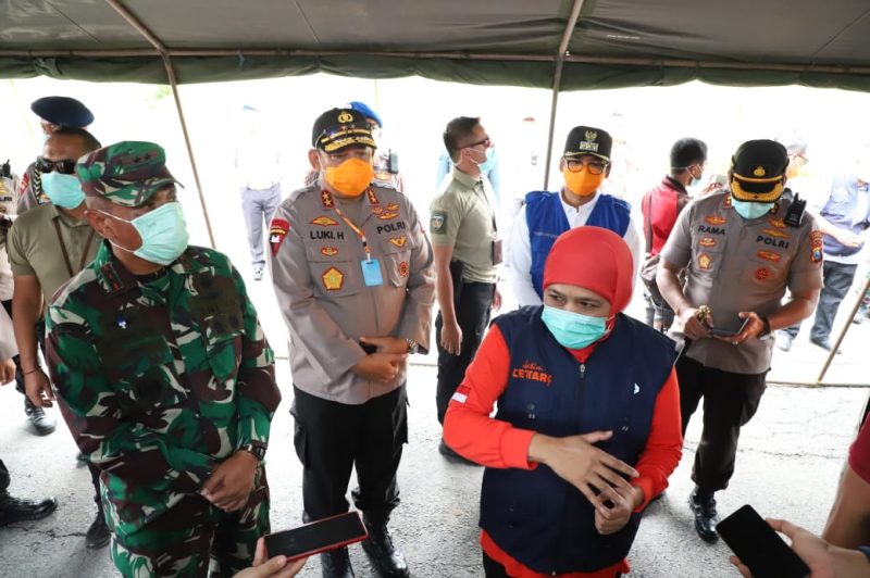 Gubernur Khofifah dan Forkopimda Jatim memantau kegiatan penyemprotan desinfektan yang diberlakukan di Jembatan Suramadu, Minggu, 29/03/2020. (Fahmi/SJ Foto) 