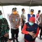 Gubernur Khofifah dan Forkopimda Jatim memantau kegiatan penyemprotan desinfektan yang diberlakukan di Jembatan Suramadu, Minggu, 29/03/2020. (Fahmi/SJ Foto) 