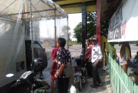 Bilik Sterilisasi didirikan pemerintah Desa Surabayan, Kecamatan Sukodadi, Lamongan, untuk mencegah penyebaran virus corona, Selasa, 31/03/2020. (Makhrus/SJ Foto)