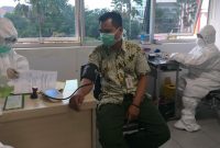 Dokter melakukan rapid test covid-19. (Fahmi/SJ Foto) 