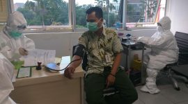 Dokter melakukan rapid test covid-19. (Fahmi/SJ Foto) 