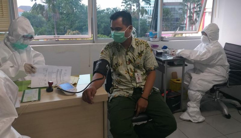 Dokter melakukan rapid test covid-19. (Fahmi/SJ Foto)