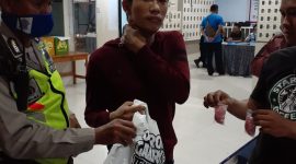 Seorang pria (berkaos merah) ditangkap saat akan memasok pil diduga narkoba ke Lapas Porong, Senin, 30/03/2020. (Yudha/SJ Foto) 