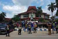 Puluhan mahasiswa protes kerusakan lingkungan yang ditimbulkan dari kegiatan investor, Senin, 09/03/2020. (Didik/SJ Foto)