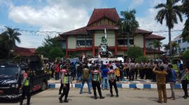 Puluhan mahasiswa protes kerusakan lingkungan yang ditimbulkan dari kegiatan investor, Senin, 09/03/2020. (Didik/SJ Foto) 