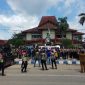 Puluhan mahasiswa protes kerusakan lingkungan yang ditimbulkan dari kegiatan investor, Senin, 09/03/2020. (Didik/SJ Foto) 