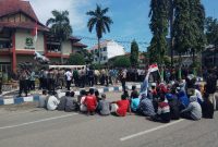 Mahasiswa mengajak anggota DPRD berdiskusi di tengah jalan, Rabu, 11/03/2020.  (Didik/ SJ Foto) 