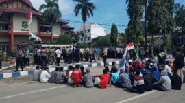 Mahasiswa mengajak anggota DPRD berdiskusi di tengah jalan, Rabu, 11/03/2020.  (Didik/ SJ Foto) 