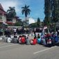 Mahasiswa mengajak anggota DPRD berdiskusi di tengah jalan, Rabu, 11/03/2020.  (Didik/ SJ Foto) 