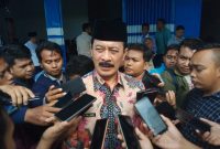 Fattah Jasin melayani wawancara bersama wartawan di Kantor DPD PAN Sumenep, Jl Raya Sumenep-Pamekasan, Selasa, 17/03/2020. (Didik/ SJ Foto) 