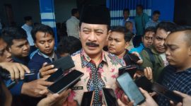 Fattah Jasin melayani wawancara bersama wartawan di Kantor DPD PAN Sumenep, Jl Raya Sumenep-Pamekasan, Selasa, 17/03/2020. (Didik/ SJ Foto) 