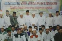 Pengurus Masjid Jamik Sumenep foto bersama dalam sebuah acara. (dok/istimewa) 