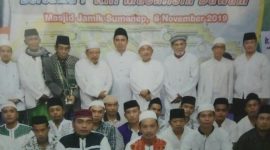 Pengurus Masjid Jamik Sumenep foto bersama dalam sebuah acara. (dok/istimewa) 
