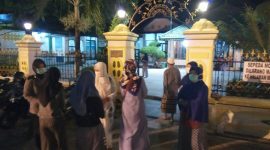 Petugas menyemprotkan cairan desinfektan kepada jamaah yang masuk di pintu Masjid Jamik Sumenep. (Far/SJ Foto) 