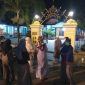 Petugas menyemprotkan cairan desinfektan kepada jamaah yang masuk di pintu Masjid Jamik Sumenep. (Far/SJ Foto) 