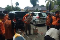 Petugas menyiapkan tabung desinfektan sebelum melakukan sterilisasi di Kota Sumenep, Selasa, 24/03/2020. (Nuri/SJ Foto)