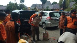 Petugas menyiapkan tabung desinfektan sebelum melakukan sterilisasi di Kota Sumenep, Selasa, 24/03/2020. (Nuri/SJ Foto) 