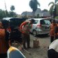 Petugas menyiapkan tabung desinfektan sebelum melakukan sterilisasi di Kota Sumenep, Selasa, 24/03/2020. (Nuri/SJ Foto) 