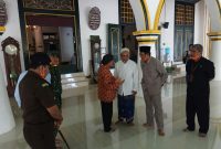 Bupati Busyro berdiskusi dengan Ketua Takmir Masjid Jamik Sumenep, Husein Satriawan. (Didik/SJ Foto) 