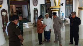 Bupati Busyro berdiskusi dengan Ketua Takmir Masjid Jamik Sumenep, Husein Satriawan. (Didik/SJ Foto) 