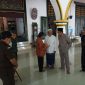 Bupati Busyro berdiskusi dengan Ketua Takmir Masjid Jamik Sumenep, Husein Satriawan. (Didik/SJ Foto) 