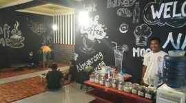 Suasana Cafe Nara yang bernuansa etnik, Minggu malam, 29/03/2020. (Didik/SJ Foto) 