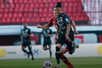 Winger asal Ghana Emmanuel Oti Essigba jadi pemain primadona Madura United. (foto: maduraunited) 