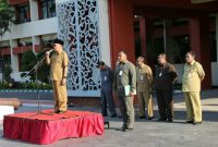 Bupati Sumenep Abuya Busyro Karim memimpin apel pencegahan dan penyebaran virus corona (covid-19) di halaman kantor Pemkab Sumenep, Senin, 16/03/2020. (*/istimewa)