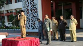Bupati Sumenep Abuya Busyro Karim memimpin apel pencegahan dan penyebaran virus corona (covid-19) di halaman kantor Pemkab Sumenep, Senin, 16/03/2020. (*/istimewa) 